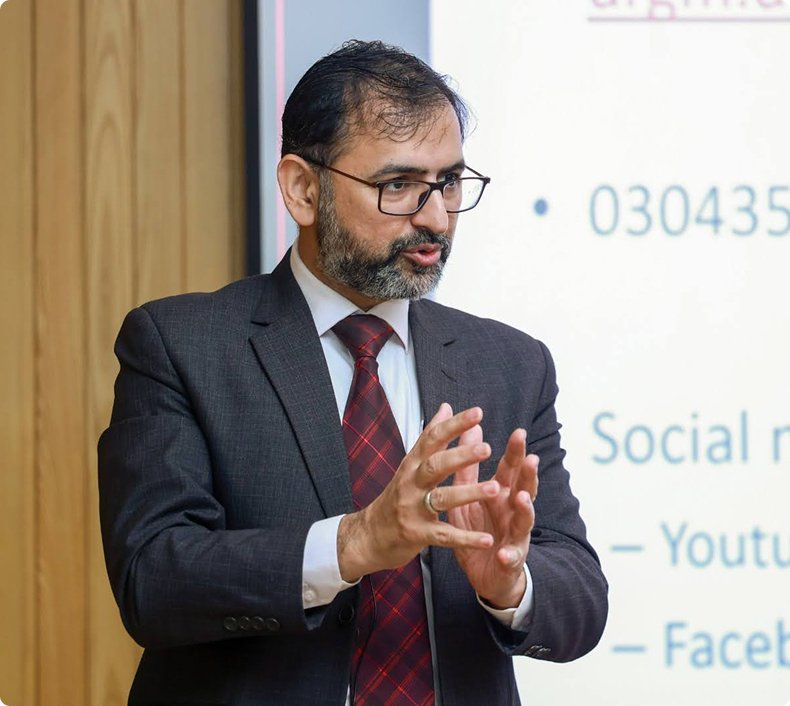 Dr. Ghulam Murtaza, bariatric surgeon, speaking at a medical seminar